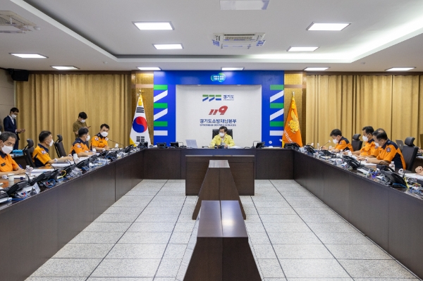 김동연 경기도지사가 제11호 태풍 힌남노 북상 대비 긴급대응 대비태세 점검위해 영상회의를 열고 있는 모습.