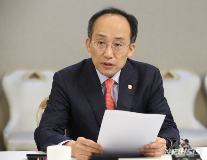 추경호 부총리 겸 기획재정부 장관은 5일 서울 은행회관에서 비상거시경제금융회의를 열고 초강세를 보이고 있는 달러화 등에 대해 “경상수지와 내외국인 자본흐름 등 외환수급 여건 전반을 면밀히 모니터링하겠다”고 밝혔다. 사진은 추 부총리가 지난달 31일 서울 종로구 정부서울청사에서 열린 소비자단체 간담회에 참석해 발언하고 있는 모습. (사진 = 뉴시스)