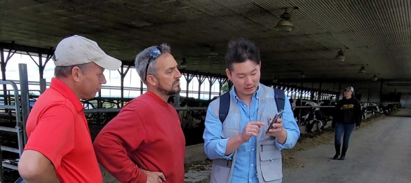 미국 뉴욕주 Graceway Farm에서 라이브케어를 관계자들에게 설명하는 유라이크코리아 직원 (사진제공=유라이크코리아)