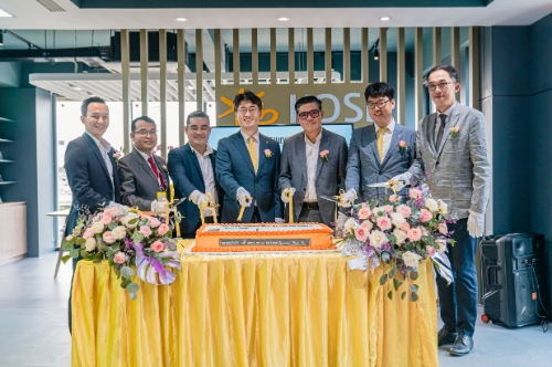 2일 캄보디아 프놈펜에서 열린 캄보디아 현지법인 ‘KB대한 특수은행’의 ‘떡뜰라(Tuek Thla) 지점’ 개소식에서 펭 푸티(Pheng Puthy) ‘떡뜰라 지점’ 지점장(왼쪽에서 두번째)과 이상인 KB대한 특수은행 법인장 (왼쪽에서 네번째)이 관계자들과 함께 기념 촬영 했다. /사진제공=KB국민은행