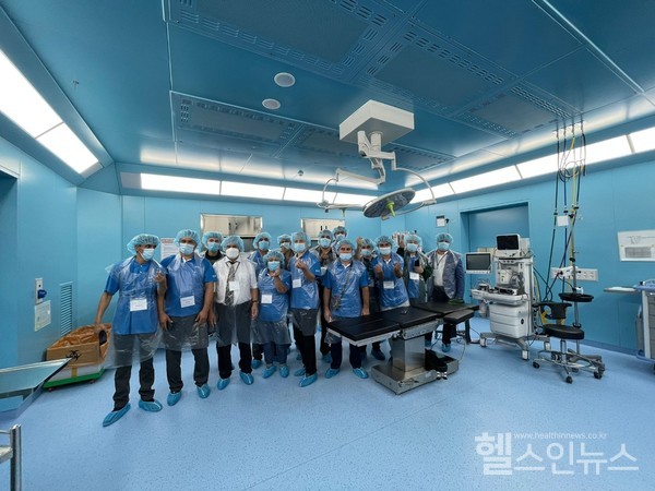 ‘선진보건행정및화상치료연수프로그램’대상자인타지키스탄의료진이베스티안병원수술방을둘러보고있다.