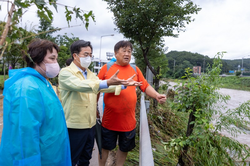 김동연 경기도지사가 9일 수해가 심한 용인시 고기도 하천에서 피해상황을 경청하고 대책 마련을 지시하고 있다.(사진=경기도)