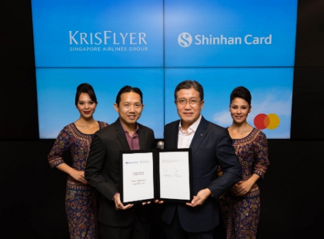 신한카드(사장 임영진)는 싱가포르항공과 PLCC 상품 개발 및 공동 마케팅 추진을 위한 업무협약을 체결했다고 6일 밝혔다. 협약식에 참석한 라이언 푸아(Ryan Pua) 싱가포르 항공 로열티 마케팅 부사장(왼쪽), 이석창 신한카드 Pay Platform 그룹장(오른쪽)이 기념사진을 촬영하고 있다.