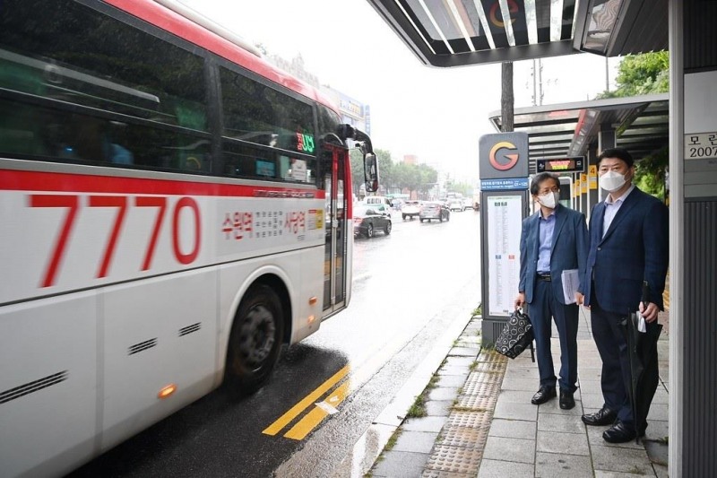 경기도 교통담당자들이 최근 수도권 광역버스 대란과 관련 수원역앞에서 광역버스 입석을 단속하고 있다.(사진=경기도)