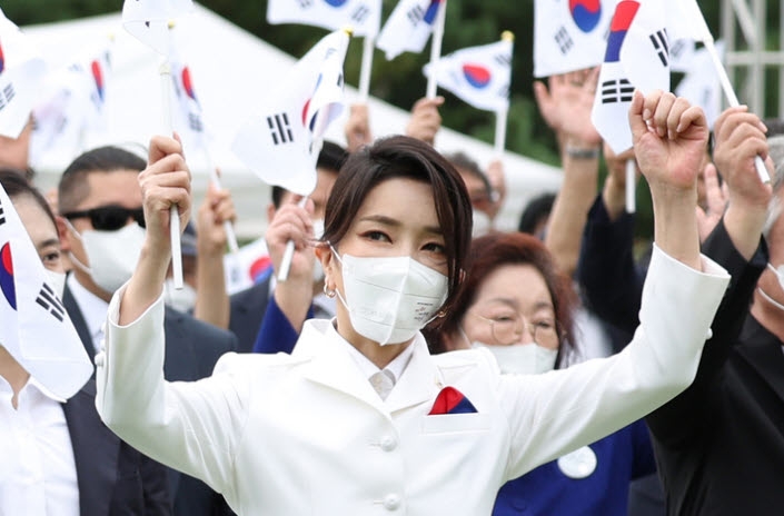 윤석열 대통령 부인 김건희 여사가 지난달 15일 서울 용산 대통령실 잔디마당에서 열린 제77주년 광복절 경축식에서 만세 삼창을 하고 있다. (뉴시스)