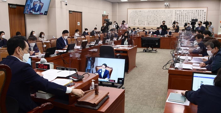김도읍 국회 법제사법위원장이 6일 오후 서울 여의도 국회에서 열린 국회 법제사법위원회 전체회의에서 개회를 선언하며 의사봉을 두드리고 있다.(뉴시스)