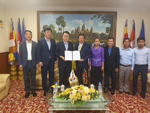 구복규(왼쪽 3번째) 화순군수와 군 대표단이 따끄마우시청을 방문, 땅 맹린(왼쪽 4번째) 칸달주 부지사와 우호교류 추진에 대한 의견을 교환하고 기념 촬영하는 모습 (사진제공 = 화순군)