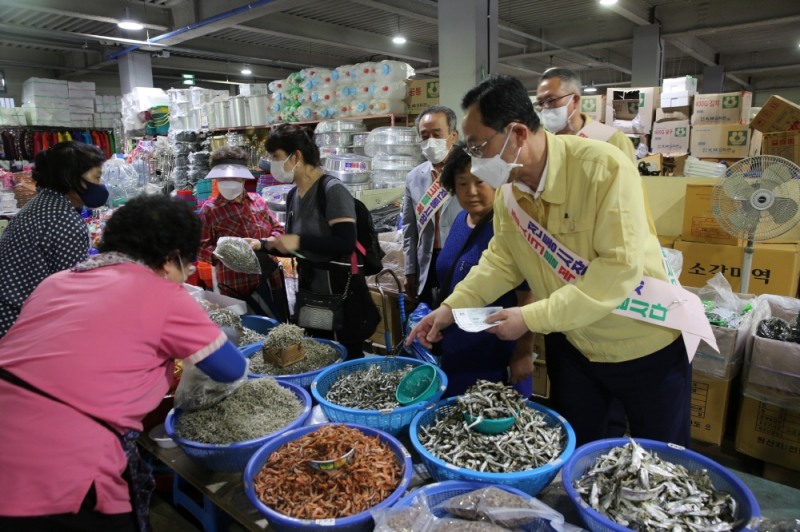 명현관 해남군수가 해남읍 5일시장을 찾아 해남사랑상품권을 이용한 장보기를 실시했다 (사진제공 = 해남군)