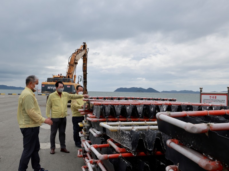 신우철 완도군수가 지난 3일 태풍 힌남노 대비 재난 취역지역 특별 현장 점검을 하고 있다. (사진제공 = 완도군)