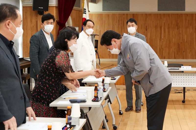 이상일 경기 용인특례시장이 용인시 기흥구 상갈동 주민과의 간담회에 앞서 인사하고 있다.(사진=용인시)