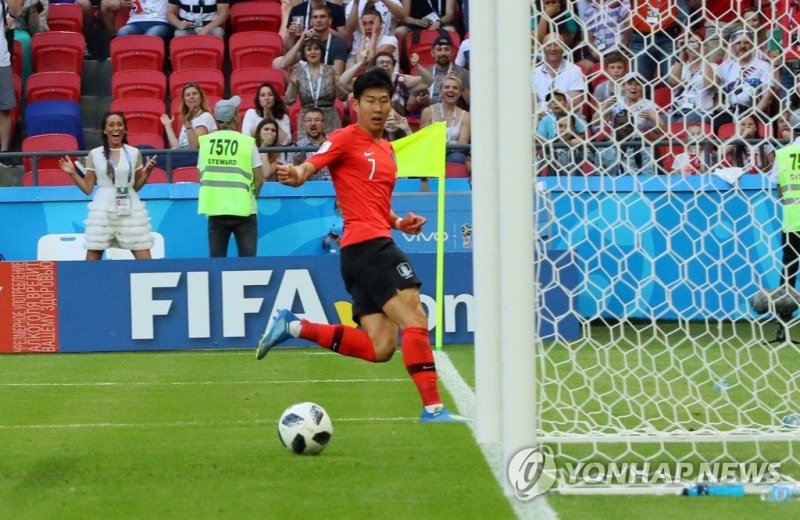 손흥민이 독일전에서 한국의 두 번째 골을 넣고 있다. 
