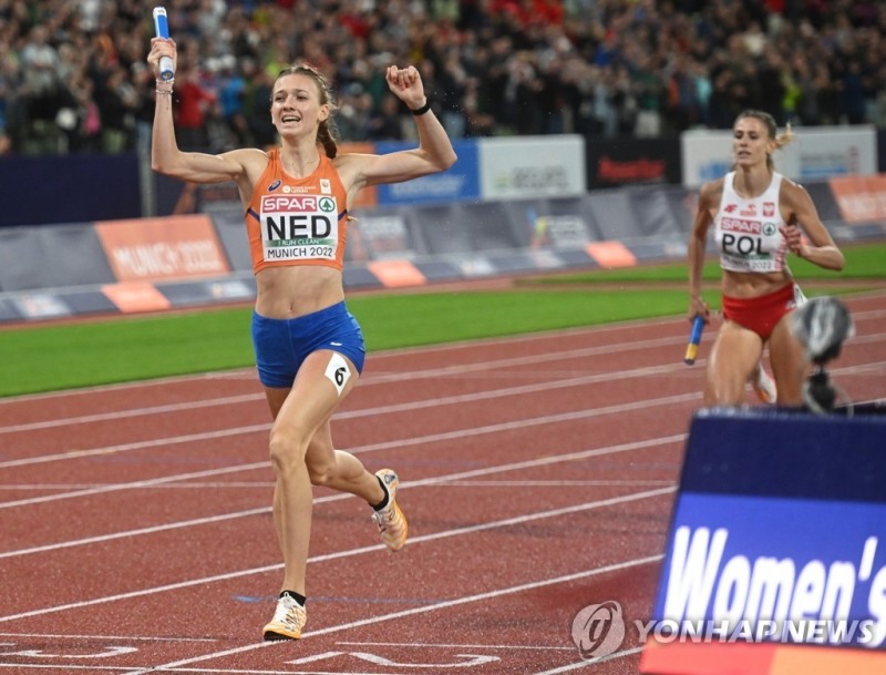 지난 8월 2022 유럽육상선수권 여자 1,600ｍ 계주 결선에서 네덜란드 마지막 주자로 나서 결승선을 통과하는 모습. [뮌헨 EPA=연합뉴스]
