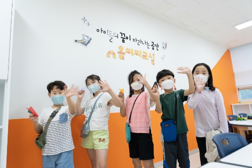 부산시 화명종합사회복지관의 홈씨씨교실 3호점에서 이용 아동들이 포즈를 취하고 있다. /사진제공=KCC글라스