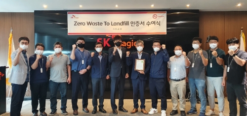 6일, 경기도 화성시 봉담읍에 위치한 SK매직 화성공장에서 회사 관계자들이 ‘폐기물 매립 제로(ZWTL)' 인증서를 전달받고 기념촬영을 하고 있다.