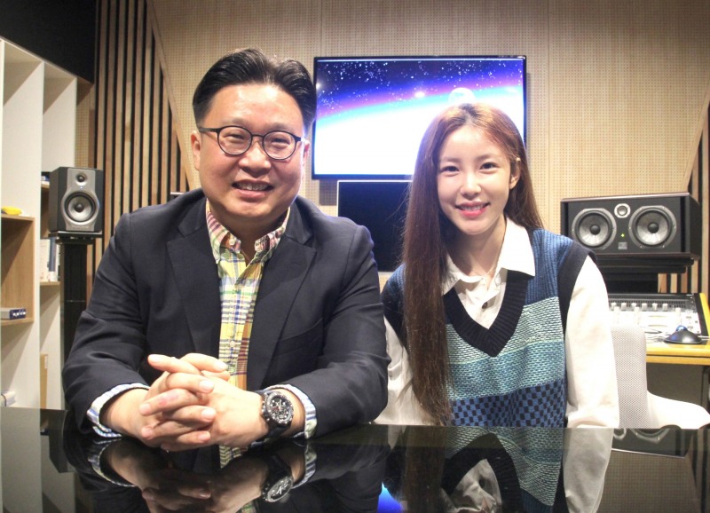 이번 영상을 기획한 서경덕 교수와 내레이션을 맡은 가수 겸 배우 전효성