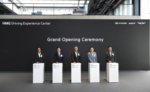 왼쪽부터 조현범 한국앤컴퍼니그룹회장, 김태흠 충남도지사, 정의선 현대차그룹회장, 서산시 태안군 성일종 국회의원, 가세로 태안군수가 개관식에서 기념 촬영을 하고 있다