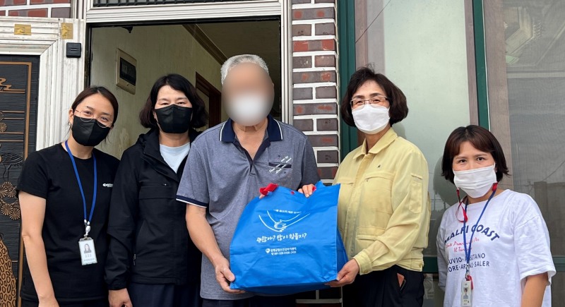 보건소 직원들이 꾸러미를 전달하는 모습 (사진제공 = 함평군)