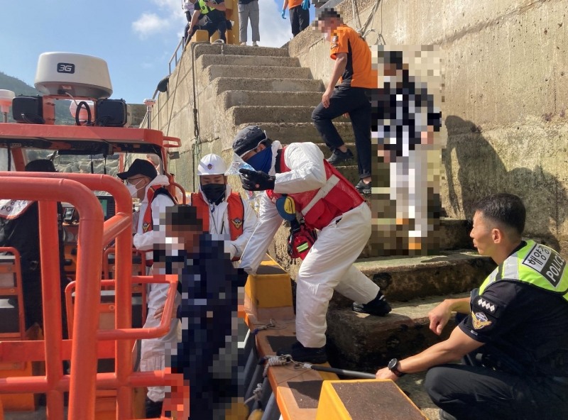 목포해경이 지난 6일 신안군 흑산도에서 협심증 의심 응급환자를 이송하고 있다 (사진제공 = 목포해양경찰서)