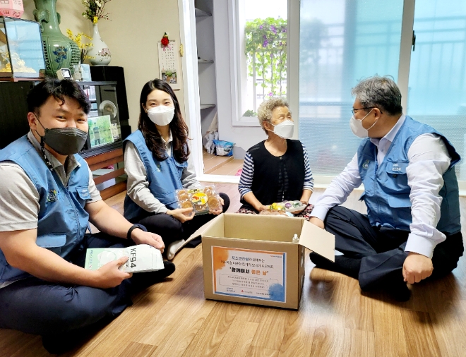 포스코건설은 추석 명절을 앞두고 인천과 포항, 광양, 부산, 고양 등 현장 인근에 거주 중인 취약계층을 위한 다양한 한가위 나눔 행사를 가졌다고 7일 밝혔다. 사진은 포스코건설 차재철 고양시 풍동 사업단장님과 임직원들이 현장 인근 독거노인 어르신 가정을 방문해 한가위 선물 꾸러미를 전달하는 모습. (사진 = 포스코건설 제공)