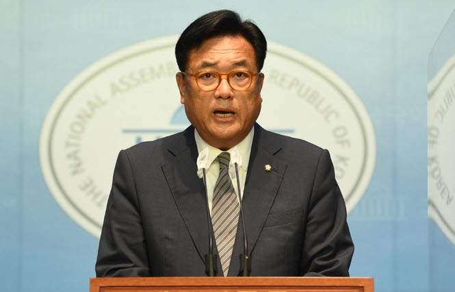 국민의힘 비상대책위원장직을 수락한 정진석 국회 부의장이 7일 오후 서울 여의도 국회 소통관에서 기자회견을 하고 있다.(뉴시스)