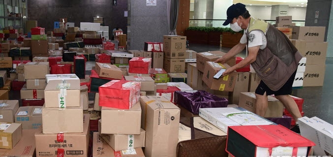 추석을 사흘 앞둔 7일 서울 여의도 국회 의원회관 로비에 국회의원들 앞으로 도착한 추석 선물 택배들이 쌓여 있다.(뉴시스)