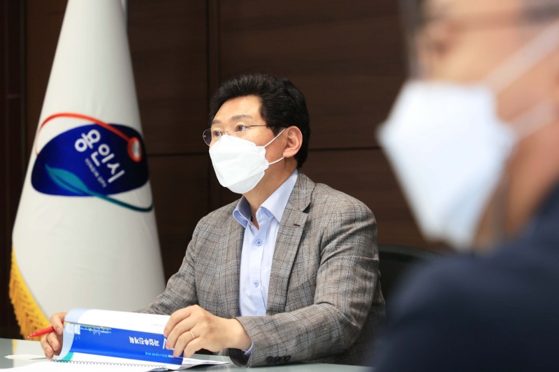 이상일 경기 용인특례시장이 7일 ‘2035년 용인도시기본계획 재수립 용역 착수 보고회’를 개최하고 있다.(사진=용인시)