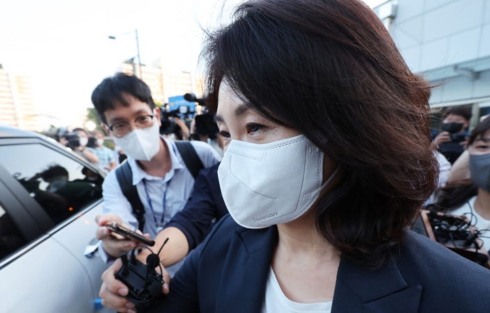 더불어민주당 이재명 의원의 부인 김혜경씨가 '법인카드 사적 유용 의혹'과 관련해 조사를 마친 뒤 23일 오후 경기도 수원시 경기남부경찰청을 나서고 있다(뉴시스)