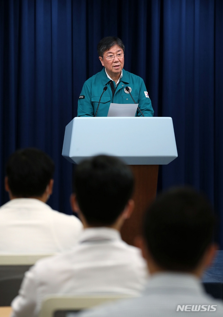 김대기 비서실장이 7일 오후 서울 용산 대통령실 브리핑룸에서 보건복지부 장관 후보자(조규홍 보건복지부 제1차관) 내정 발표 및 비서실 조직 개편 관련 브리핑을 하고 있다.(뉴시스)