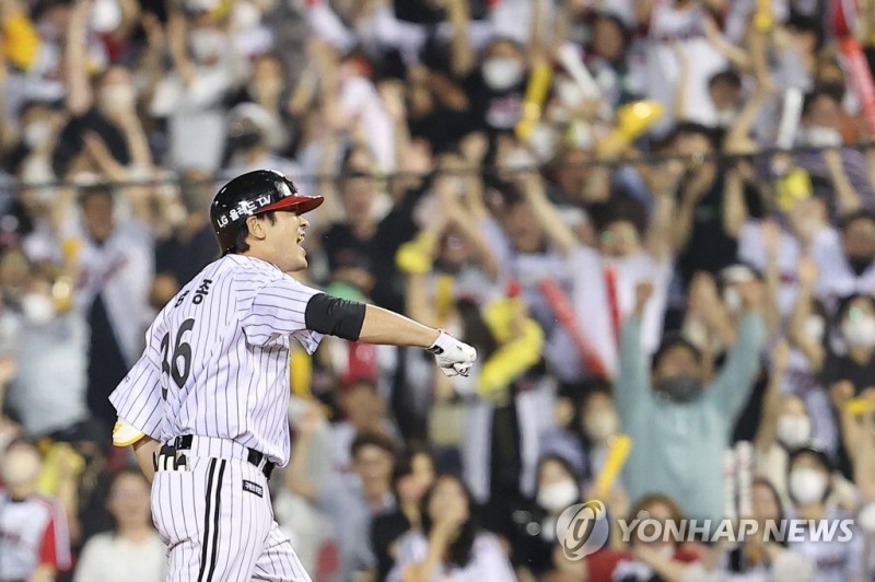 7일 서울 잠실야구장에서 열린 2022 프로야구 KBO리그 SSG 랜더스와 LG 트윈스의 경기. 7회말 2사 2루 대타로 나온 LG 이형종이 1타점 적시타를 쳐낸 뒤 기뻐하고 있다.[연합뉴스