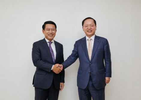 삼성전자 경영지원실장 박학규 사장(사진 오른쪽)이 방한 중인 살름싸이 꼼마싯 라오스 부총리를 7일 서울에서 만나 삼성전자 사업과 사회공헌활동을 소개하고 '2030 부산세계박람회' 지지를 요청했다.