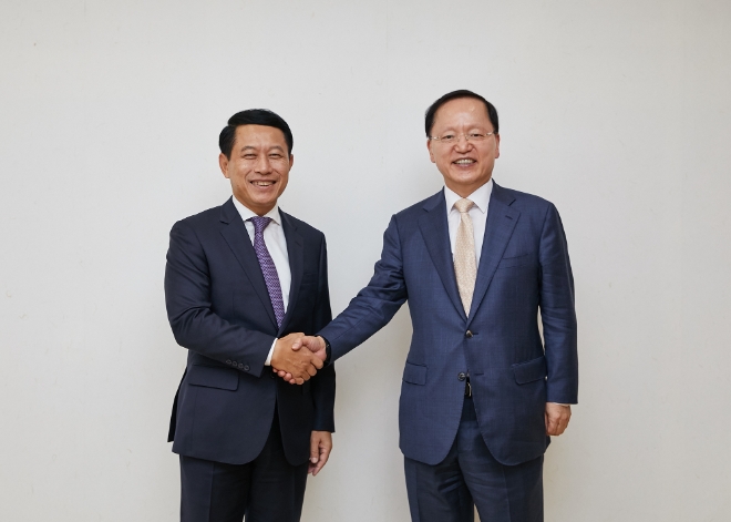 삼성전자는 한국을 방문 중인 살름싸이 꼼마싯 라오스 부총리 겸 외교장관을 접견해 삼성전자의 주요 현황을 소개하고 ‘2030 부산세계박람회(엑스포)’ 유치 협력을 요청했다고 8일 밝혔다. 사진은 지난 7일 경기도 수원시 삼성 디지털시티에서 삼성전자 CR담당 이인용 사장이  꼼마싯 부총리 등 라오스 외교단을 초청해 환담하기에 앞서 기념촬영을 하는 모습. (사진 = 삼성전자 제공)