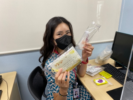 태광그룹 금융계열사 고려저축은행은 7일 상시적 봉사활동 기관인 부산 동구노인종합복지관을 찾아 면역력이 취약한 어르신들에게 방향제 등 지원물품과 지원금을 전달했다. /사진제공=태광그룹