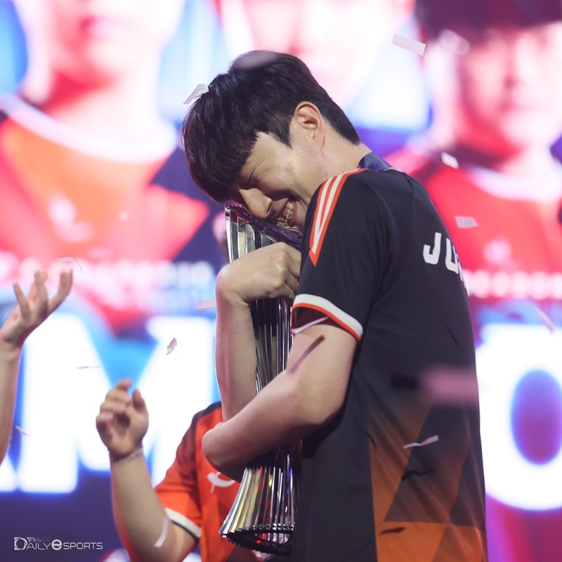 eK리그 우승 트로피를 품에 안은 박준효.