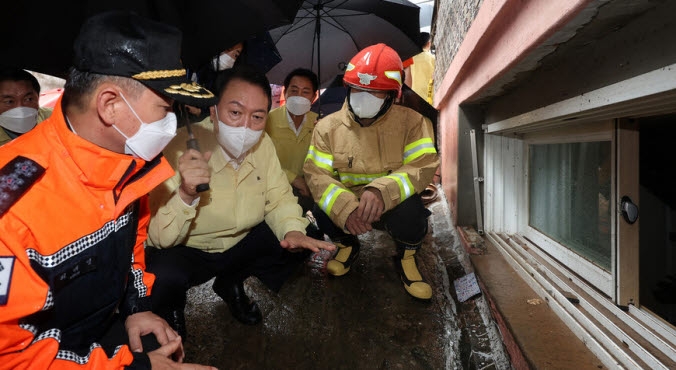 윤석열 대통령이 지난달 9일 서울 관악구 신림동 침수 피해 현장을 점검하고 있다.(뉴시스)