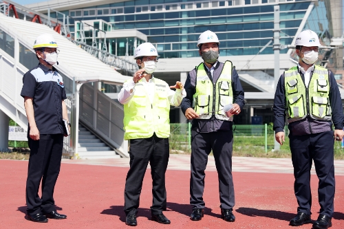 국가철도공단 김한영 이사장(왼쪽 두번째)이 8일(목) KTX 행신역을 찾아 국가안전대진단 현장 점검을 하고 있다.