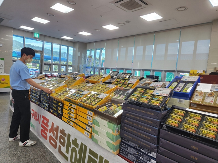 마트에 진열된 추석 선물 세트 점검하는 모습 (사진제공 = 화순군)