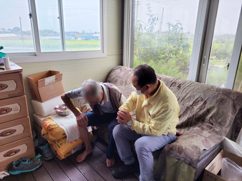 무안군 망운면이 추석명절을 맞이해 복지사각지대에 놓인 세대에 지원을 베풀었다. (사진제공 = 무안군)