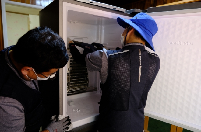 삼성전자서비스는 태풍 힌남노로 큰 피해를 입은 포항과 경주 일대에 7일부터 서비스팀을 파견해 ‘수해 복구 특별서비스’를 실시해 이어가고 9일 밝혔다. 삼성전자서비스 수해 복구 특별서비스팀이 포항시 남구 오천읍 행정복지센터 앞에 이동식 서비스센터를 설치하고 침수 제품 세척 및 무상 수리를 진행하는 모습. (사진 = 삼성전자서비스 제공)