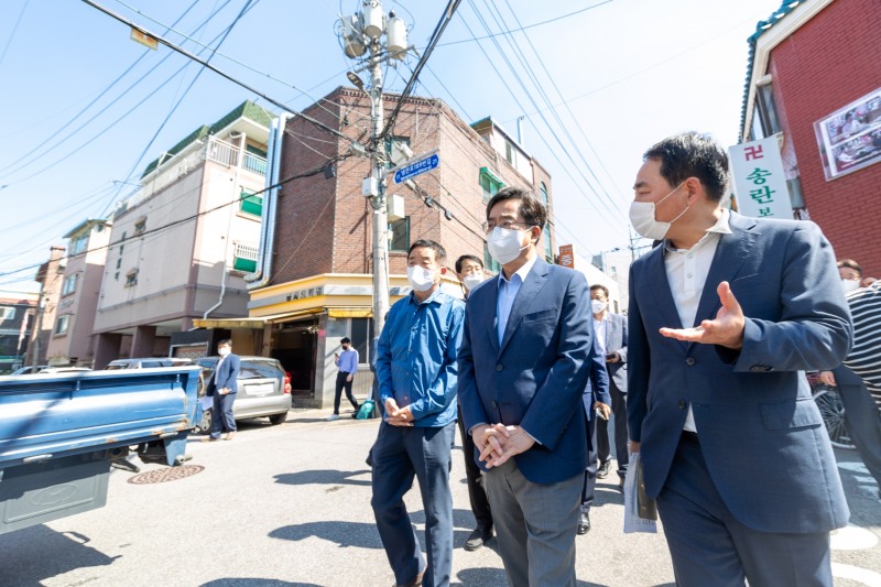 김동연 경기도지사(가운데)가 8일 안양시 안양4동 원도심을 찾아 노후화 정도를 파악하고 있다.(사진=경기도)