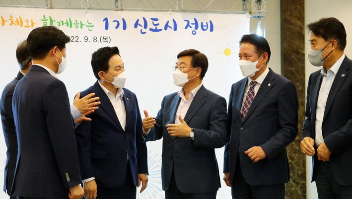 원희룡 국토교통부 장관이 8일 오후 서울 종로구 정부서울청사에서 열린 1기 신도시 재정비 논의를 위한 간담회에 참석해 지자체장들과 대화하고 있다. 왼쪽부터 조용익 부천시장, 이동환 고양시장, 원 장관, 신상진 성남시장, 최대호 안양시장, 하은호 군포시장.(뉴시스)