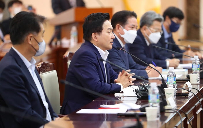 원희룡 국토교통부 장관이 8일 오후 서울 종로구 정부서울청사에서 열린 1기 신도시 재정비 논의를 위한 간담회에 참석해 발언하고 있다.(뉴시스)