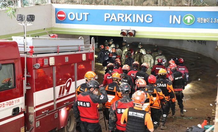 해병대 특수수색대와 중앙119구조대원이 7일 태풍 힌남노 영향으로 침수된 포항 한 아파트 지하 주차장 현장에서 수색작업을 실시하고 있다.(뉴시스)