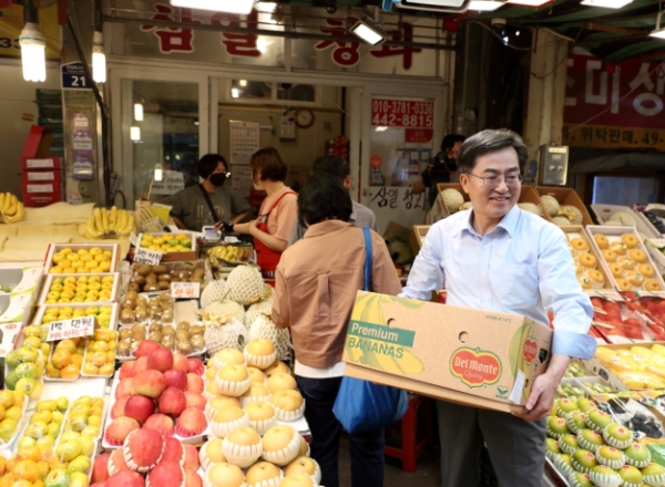 전통시장 찾은 김지사