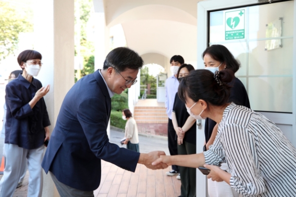아동양육시설인‘좋은집’을 찾은 김 지사