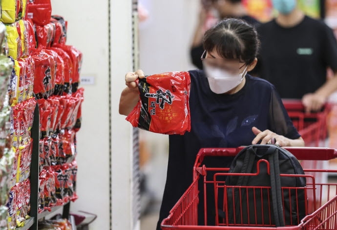 라면업계 1위인 농심이 추석 이후 신라면 등 주요 라면 가격 상승을 예고한 가운데 24일 오후 서울 시내 한 대형마트에서 시민들이 라면을 고르고 있다.(뉴시스)