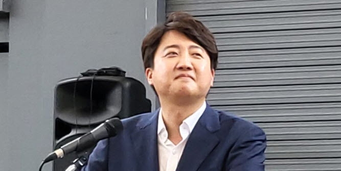 4일 오후 대구시 중구 대봉동 김광석 거리에서 이준석 국민의힘 전 대표가 대구 시민들을 만나 기자회견을 하고 있다.(뉴시스)