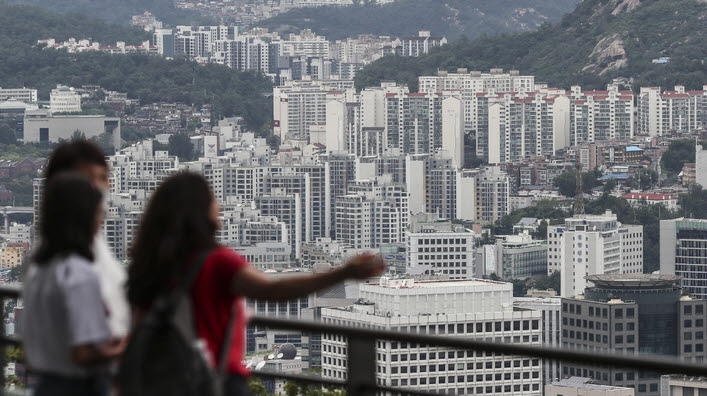 대출이자가 두배가량오른 가운데 지난달 25일 한 가족이 서울 남산에서 서울 아파트를 바라보고 있다.(뉴시스)