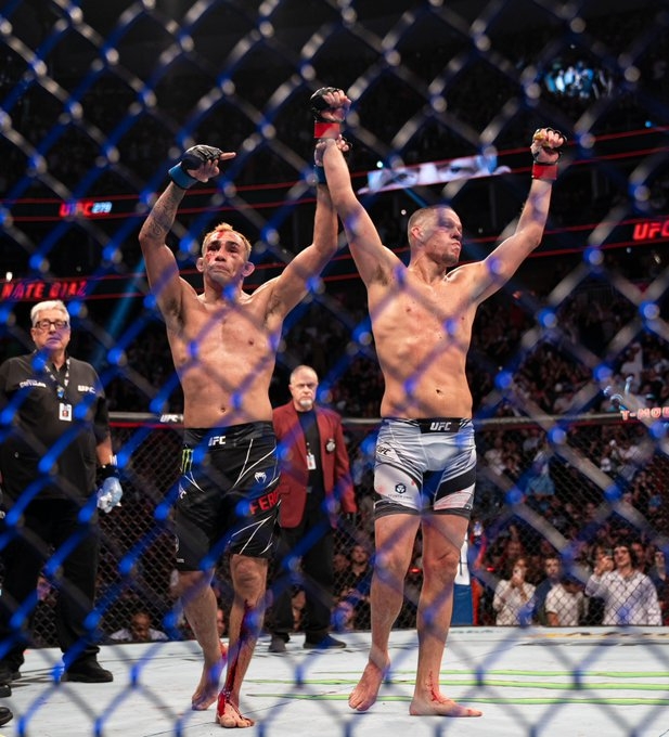 마지막 경기 후 퍼거슨과 함께 손을 들어 인사하고 있는 디아즈(오른쪽. 사진=UFC)