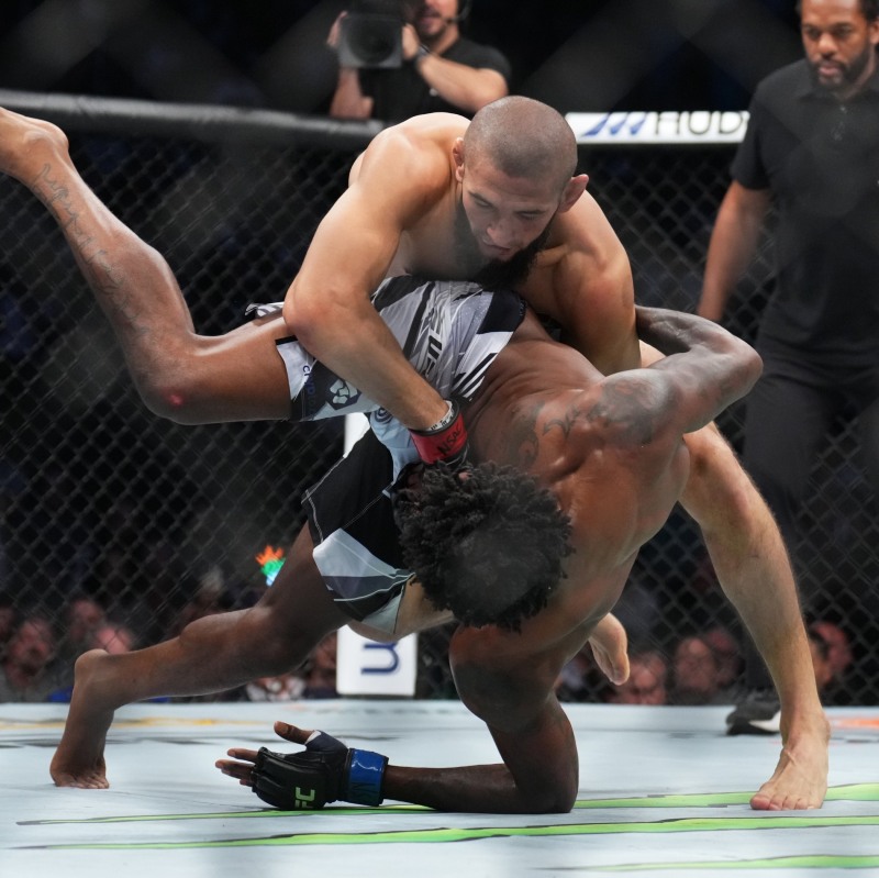 퍼거슨을 마구 굴리는 치마예프(사진=UFC)