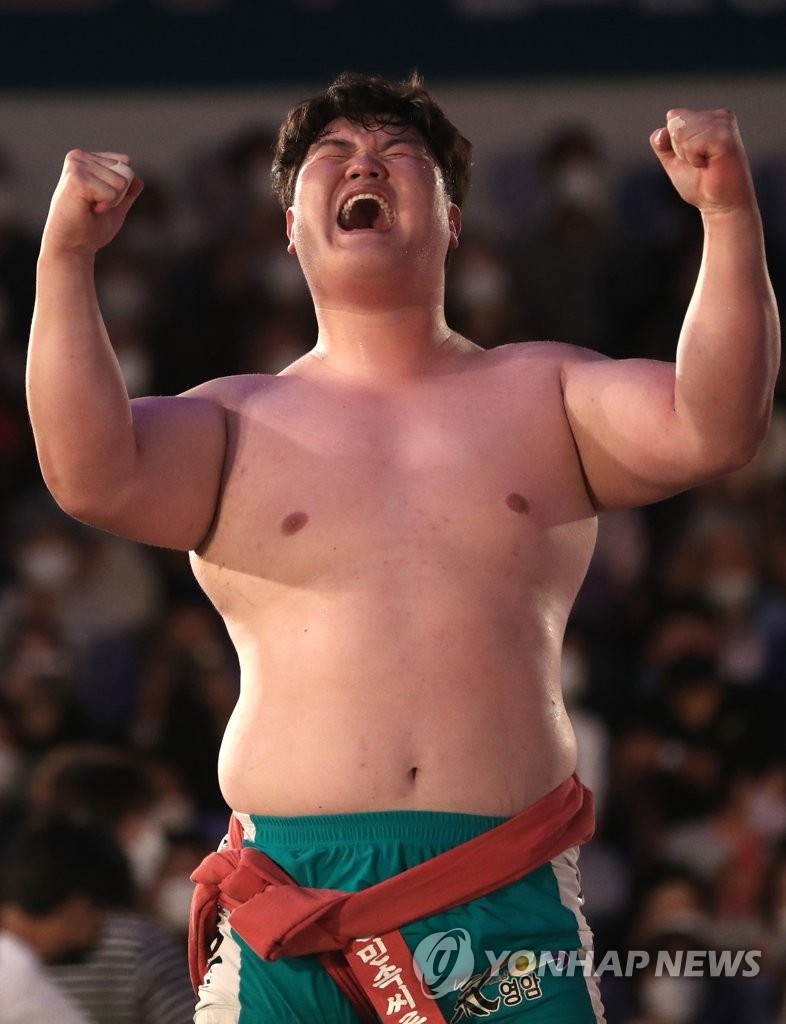 (경남 고성=연합뉴스) 12일 경남 고성군 고성국민체육센터에서 열린 위더스제약 2022 추석장사씨름대회 백두장사(140㎏ 이하)에 등극한 영암군 민속 씨름단 소속 장성우가 승리 직후 포효하고 있다.
